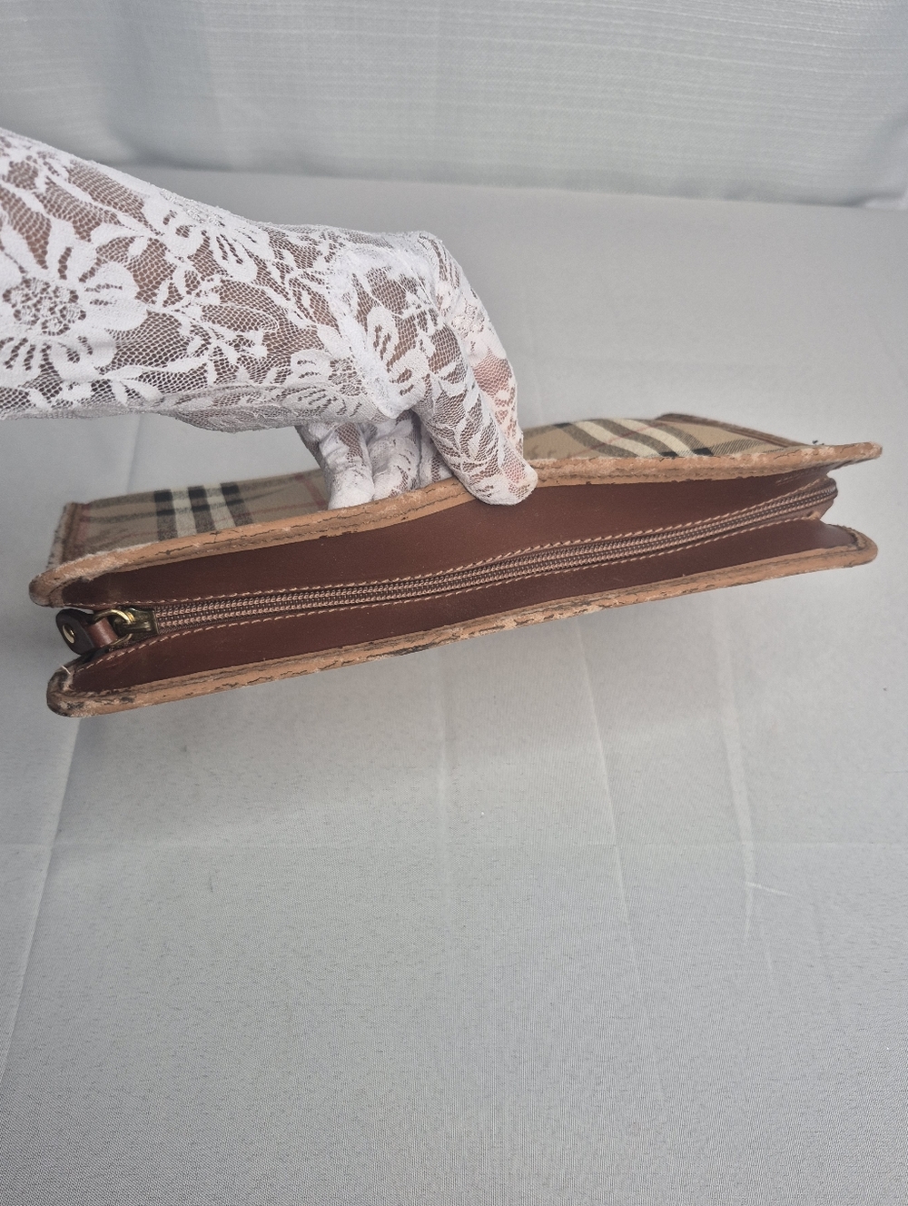 Burberrys Nova Check Plaid Tan Pouch UNISEX COA - Picture 13 of 13
